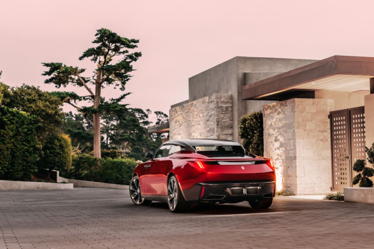 Ngoài ra, La Rose Noire Droptail khó có thể nhầm lẫn với bất kỳ dòng xe nào khác của thương hiệu Anh vì ngoại thất độc đáo. Khu vực đầu xe vẫn được trang bị lưới tản nhiệt chrome cỡ lớn truyền thống đi kèm đèn ban ngày và đèn pha mảnh mai. Trong khi đó hông xe mượt mà và mềm mại chuyển đổi dần về khu vực đuôi xe.