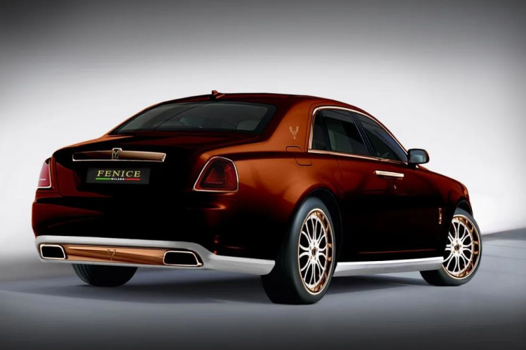 “Tôi nghĩ những gì Fenice làm với Rolls-Royce Ghost khá thú vị. Bản thân tôi không thích những mẫu xe mạ vàng như Ghost. Tuy nhiên, nhìn chung, đây là một mẫu xe kỳ lạ nhưng vẫn tỏa ra sức hút khó cưỡng,” Ông Brooks nhận xét. Rolls-Royce Milano Fenice Ghost Diva có giá ước tính lên đến 3 triệu USD (khoảng 73,365 tỷ đồng).