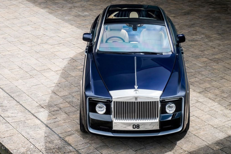 Sweptail được phát triển dựa trên nền tảng của Phantom Coupe, tuy nhiên ngoại thất, nội thất lại khác biệt hoàn toàn với phong cách thiết kế đẳng cấp đến từng chi tiết. Hãng xe Anh cho biết thiết kế của Sweptail được lấy cảm hứng từ những mẫu xe cổ điển mang thương hiệu Spirit of Ecstasy và những du thuyền hạng sang.