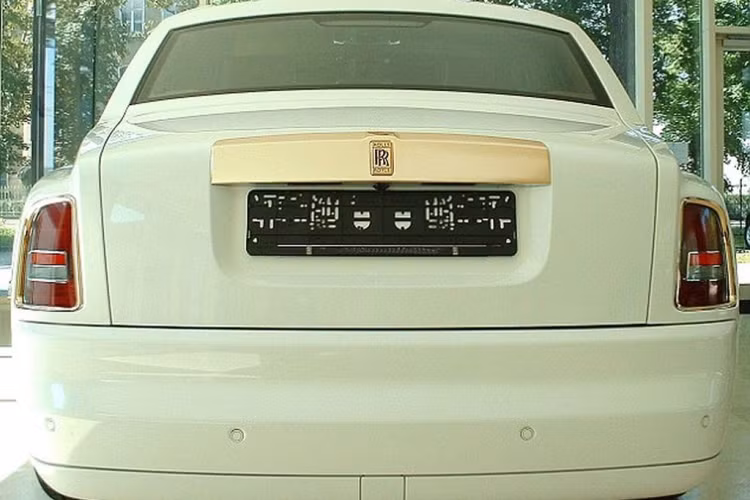 Đặc biệt, xe còn được bọc thép để có thể bảo vệ người ngồi trong xe khỏi sức tấn công của súng máy, và tên lửa đạn đạo. Nội thất của xe mang phong cách sang trọng với nhiều chi tiết ốp vàng và chất liệu quý hiếm. Rolls-Royce Solid Gold Phantom có giá 8,2 triệu USD (khoảng 200,531 tỷ đồng).