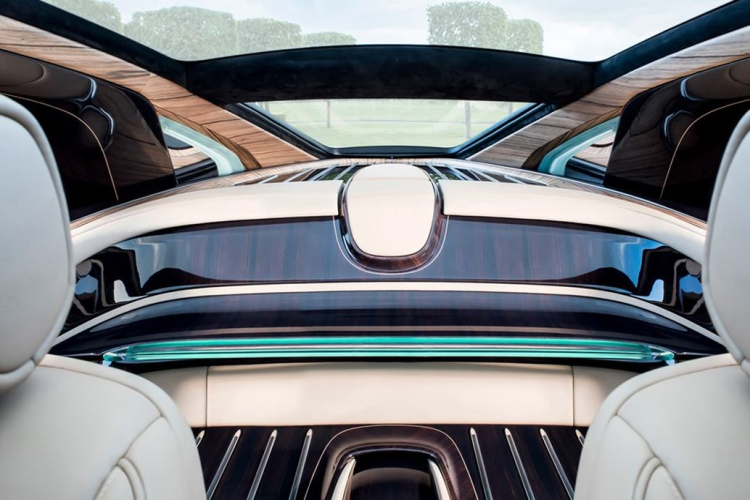 Điều đó được thể hiện rõ ở đuôi xe với phần mui vuốt thấp dần về phía sau và uốn mềm mại vào giữa đuôi xe, tạo nên một phong cách rất độc đáo và đẳng cấp, đúng chất Rolls-Royce. Mái xe được chia thành 3 phần và sử dụng chất liệu kính trong suốt nhằm tối ưu sự thoải mái cho không gian nội thất, đồng thời tạo nên nét đặc biệt khi nhìn từ phía sau.