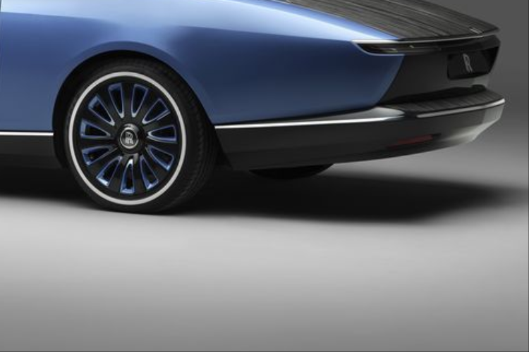 Cụ thể, Boat Tail là sự kết hợp độc đáo giữa thiết kế dòng du thuyền J-Class và chiếc Rolls-Royce Boat Tail đời 1932, vốn cũng nằm trong bộ sưu tập của chủ xe. Xe có tông màu xanh chủ đạo, đi cùng một số màu sơn được đặt theo tên thành viên gia đình chủ sở hữu