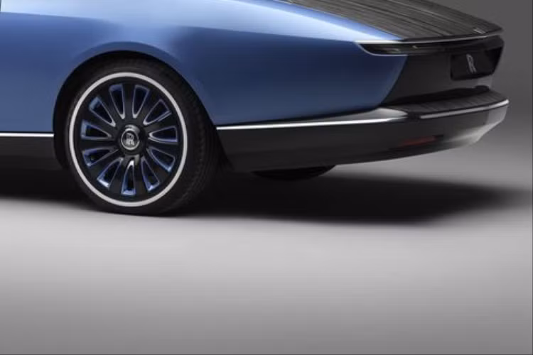 Cụ thể, Boat Tail là sự kết hợp độc đáo giữa thiết kế dòng du thuyền J-Class và chiếc Rolls-Royce Boat Tail đời 1932, vốn cũng nằm trong bộ sưu tập của chủ xe. Xe có tông màu xanh chủ đạo, đi cùng một số màu sơn được đặt theo tên thành viên gia đình chủ sở hữu