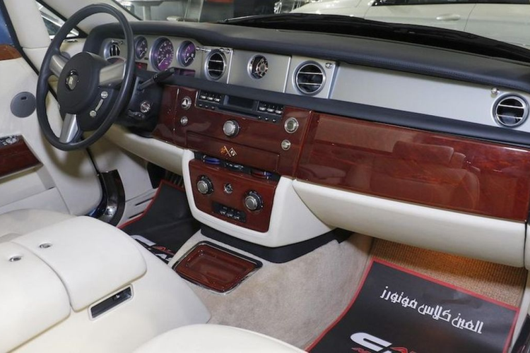 Một phần vỏ gỗ tương tự cũng được lắp đặt ở phía trước của kính chắn gió - tiếp giáp với nắp ca-pô. Đây không chỉ là một phần trang trí bổ sung nhằm cải thiện diện mạo cho xe mà còn là hai ngăn lưu trữ đồ vật nhỏ ở phía trong.