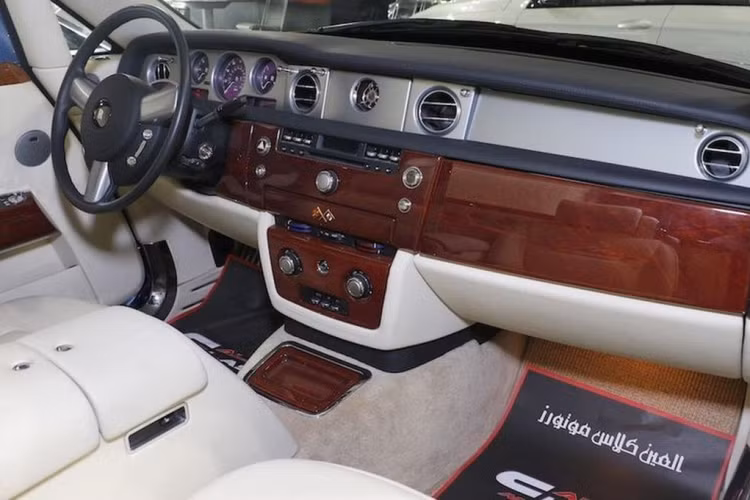 Một phần vỏ gỗ tương tự cũng được lắp đặt ở phía trước của kính chắn gió - tiếp giáp với nắp ca-pô. Đây không chỉ là một phần trang trí bổ sung nhằm cải thiện diện mạo cho xe mà còn là hai ngăn lưu trữ đồ vật nhỏ ở phía trong.