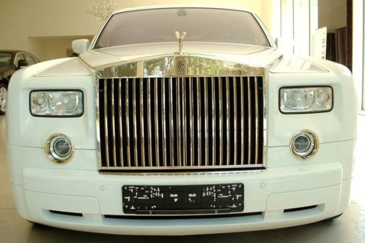  Rolls-Royce Solid Gold Phantom Rolls-Royce Solid Gold Phantom được chế tác bởi nghệ nhân kim hoàn nổi tiếng, ông Stuart Hughes đến từ Liverpool, hãng Eurocash AG của Thụy Sĩ.