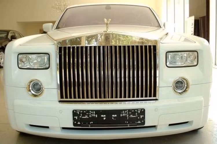  Rolls-Royce Solid Gold Phantom Rolls-Royce Solid Gold Phantom được chế tác bởi nghệ nhân kim hoàn nổi tiếng, ông Stuart Hughes đến từ Liverpool, hãng Eurocash AG của Thụy Sĩ.