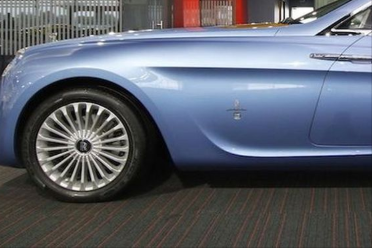 Tiếp theo là bộ mui nỉ được thiết kế sao cho có thể gập gọn sau ghế và nằm bên dưới nắp gỗ của Pininfarina. Ở giữa nắp và ghế là hộc chứa những vật dụng nhỏ xinh. Lưới tản nhiệt của Hyperion có phần dốc hơn song vẫn có những nét cổ điển. Xe được trang bị đèn pha bi-xenon với công nghệ LED.