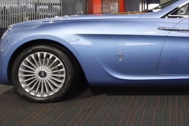 Tiếp theo là bộ mui nỉ được thiết kế sao cho có thể gập gọn sau ghế và nằm bên dưới nắp gỗ của Pininfarina. Ở giữa nắp và ghế là hộc chứa những vật dụng nhỏ xinh. Lưới tản nhiệt của Hyperion có phần dốc hơn song vẫn có những nét cổ điển. Xe được trang bị đèn pha bi-xenon với công nghệ LED.