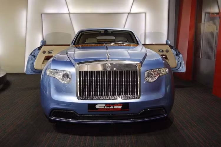 Tới 2012, ông bán lại xe với giá 5 triệu USD cho đại lý trên. Hyperion là một phiên bản đặc biệt được Pininfarina phát triển dựa trên chiếc Drophead Coupe thế hệ thứ ba với thân xe bằng sợi carbon cá nhân hóa đặc sắc. Đáng chú ý, Hyperion không có hàng ghế sau và hàng ghế trước được đẩy lùi xuống khoảng 406,4mm.