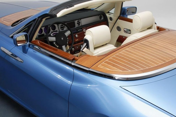 Bên trong xe còn gây ấn tượng với chiếc đồng hồ gắn chìm trong bảng táp-lô, đây là chi tiết trang trí dành riêng cho Hyperion được thiết kế bởi Girard-Perregaux đến từ Thụy Sĩ. Rolls-Royce Pininfarina Hyperion có giá ước tính lên đến 6 triệu USD (khoàng 146,73 tỷ đồng).