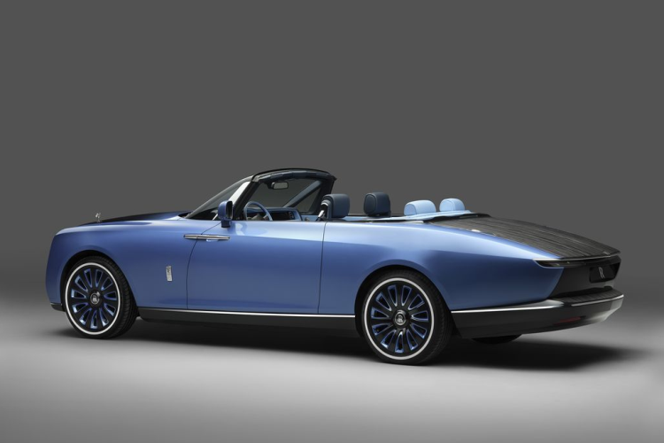 Không như các sản phẩm khác, Boat Tail được Rolls-Royce sản xuất qua hình thức Coachbuild - đẳng cấp cao nhất của quá trình cá nhân hóa Bespoke. Dù chia sẻ chung nền tảng với Phantom nhưng quá trình Coachbuild giúp Boat Tail có thiết kế thân xe hoàn toàn khác biệt và mang đậm dấu ấn của khách hàng.