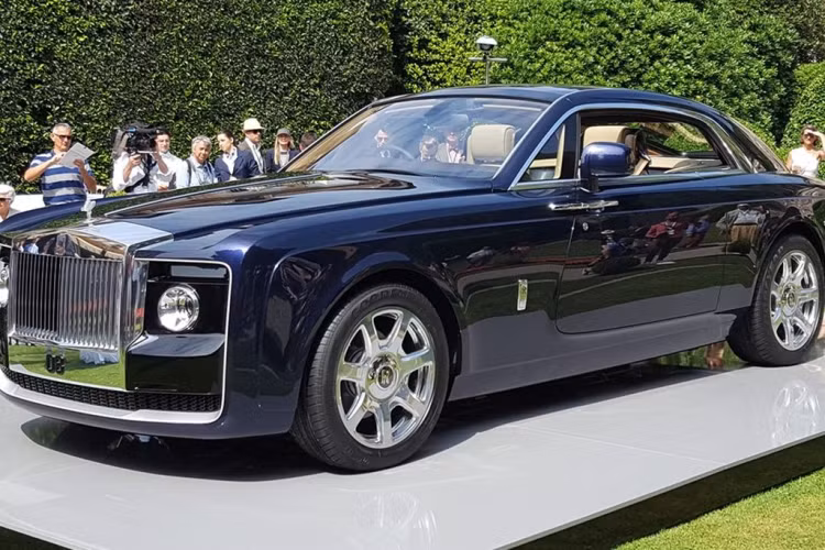  Rolls-Royce Sweptail Rolls-Royce Sweptail chỉ được sản xuất duy nhất một chiếc, dành riêng cho một khách hàng đặc biệt, với thời gian hoàn thiện lên đến 4 năm.