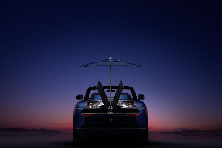 Phần nắp cốp cũng chính là chi tiết độc đáo nhất trên chiếc Rolls-Royce Boat Tail, nó chính là hai cánh cửa, có thể mở ngược về phía trục ở giữa tạo không gian để chứa một số vật dụng như bộ ly, bát đĩa cũng như rượu để có thể phục vụ cho một buổi picnic. Thậm chí, phần cốp này còn được trang bị hai chiếc bàn nhỏ cùng một chiếc ô cỡ lớn để có thể tạo nên buổi dã ngoại thú vị với những trang thiết bị cao cấp.