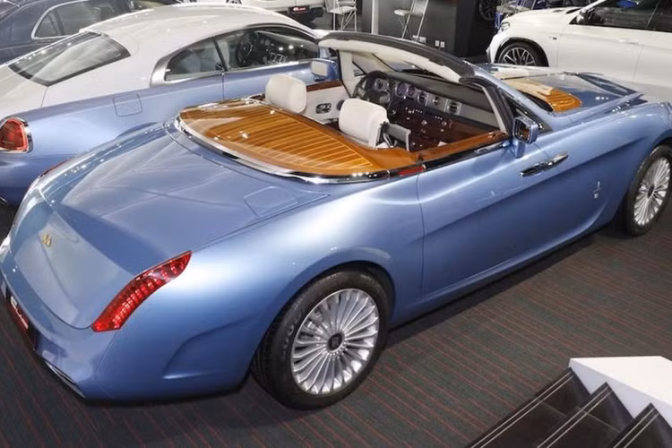 Cả phía trước và sau xe đều được sử dụng các vật liệu đắt tiền và các vật liệu này cũng tiếp tục được xuất hiện trong khoang cabin, giúp chiếc xe trở nên đẳng cấp hơn.