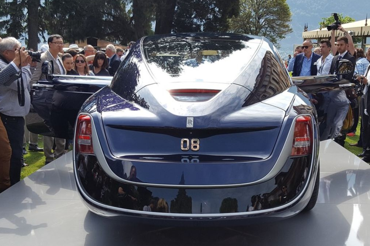 Tuy nhiên, sự thay đổi lớn nhất trên chiếc xe này đến từ việc hàng ghế sau được loại bỏ hoàn toàn và thay vào đó là một khoang bằng gỗ rất sang trọng với đèn chiếu sáng màu xanh dương. Rolls-Royce Sweptail có giá bán lên tới 12,8 triệu USD (khoảng 313,024 tỷ đồng).