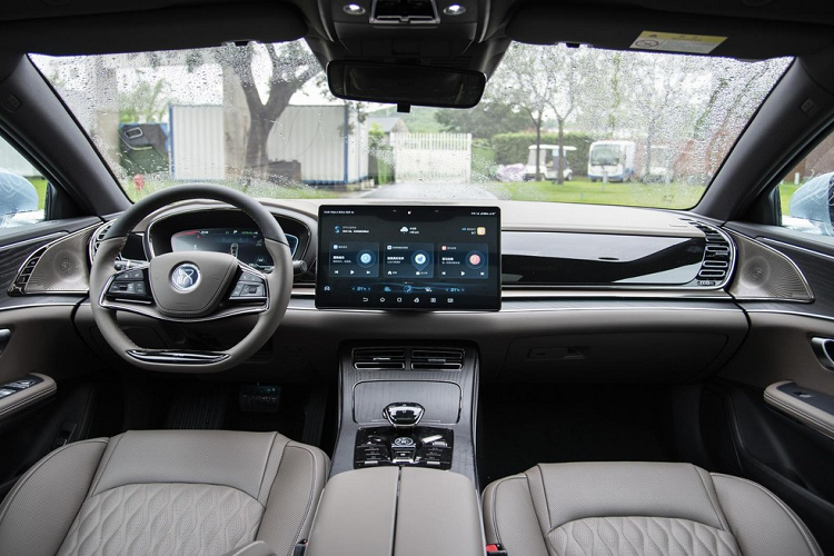 So với phiên bản động cơ thuần điện ra mắt vào tháng 3 vừa qua, BYD Han DM-i Champion Edition 2023 lại có hệ truyền động plug-in hybrid tức xăng kết hợp với điện. Điều này giúp cho xe mạnh mẽ hơn, người dùng cũng an tâm về việc nạp nhiên liệu, vì độ phủ sóng của các trạm xăng sẽ dày đặc hơn so với trạm sạc điện.