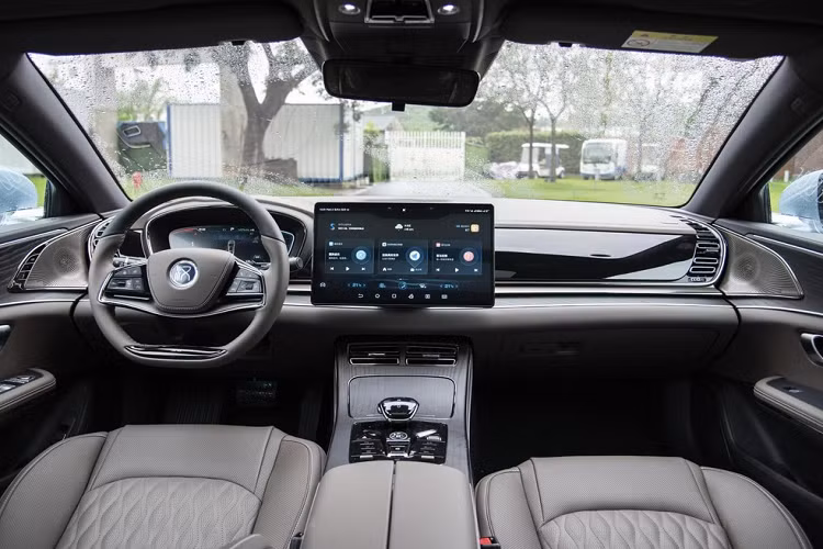 So với phiên bản động cơ thuần điện ra mắt vào tháng 3 vừa qua, BYD Han DM-i Champion Edition 2023 lại có hệ truyền động plug-in hybrid tức xăng kết hợp với điện. Điều này giúp cho xe mạnh mẽ hơn, người dùng cũng an tâm về việc nạp nhiên liệu, vì độ phủ sóng của các trạm xăng sẽ dày đặc hơn so với trạm sạc điện.