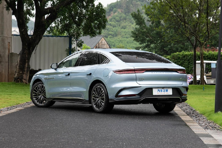 Để làm được điều này, ngoài màu sơn mới, ngoại hình của BYD Han DM-i Champion Edition 2023 cũng phải có những thứ khác thu hút người dùng. Nếu là lần đầu nhìn thấy BYD Han DM-i Champion Edition 2023, bạn sẽ có liên tưởng chiếc xe Trung Quốc này rất giống thiết kế của các mẫu xe Audi. Đầu tiên chính là cụm đèn pha LED của BYD Han DM-i Champion Edition 2023 có thiết kế rất bắt mắt, và nhìn chung, nó khá tương đồng với Audi A4.