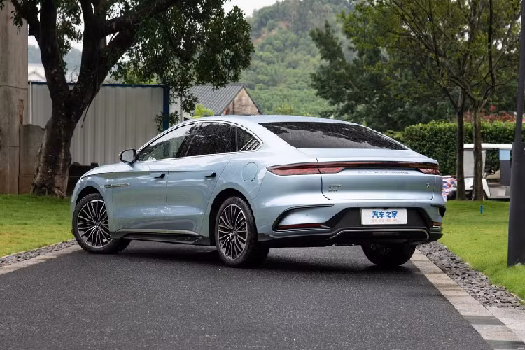 Để làm được điều này, ngoài màu sơn mới, ngoại hình của BYD Han DM-i Champion Edition 2023 cũng phải có những thứ khác thu hút người dùng. Nếu là lần đầu nhìn thấy BYD Han DM-i Champion Edition 2023, bạn sẽ có liên tưởng chiếc xe Trung Quốc này rất giống thiết kế của các mẫu xe Audi. Đầu tiên chính là cụm đèn pha LED của BYD Han DM-i Champion Edition 2023 có thiết kế rất bắt mắt, và nhìn chung, nó khá tương đồng với Audi A4.