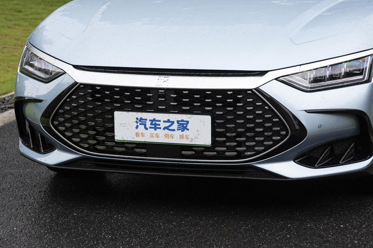 Tiếp đến, chiếc sedan hạng sang cỡ trung của BYD có lưới tản nhiệt lớn, với nan 3D ghép lại với nhau, viền trên cùng được mạ crôm nhưng 2 bên hông lại là nhựa màu đen. Hốc gió 2 bên hông của sedan hạng sang cỡ trung BYD Han DM-i Champion Edition 2023 cũng đã được thiết kế lại so với bản cũ. Phần đầu xe của BYD Han DM-i Champion Edition 2023 thiết kế hoàn toàn khác biệt so với xe thuần điện.