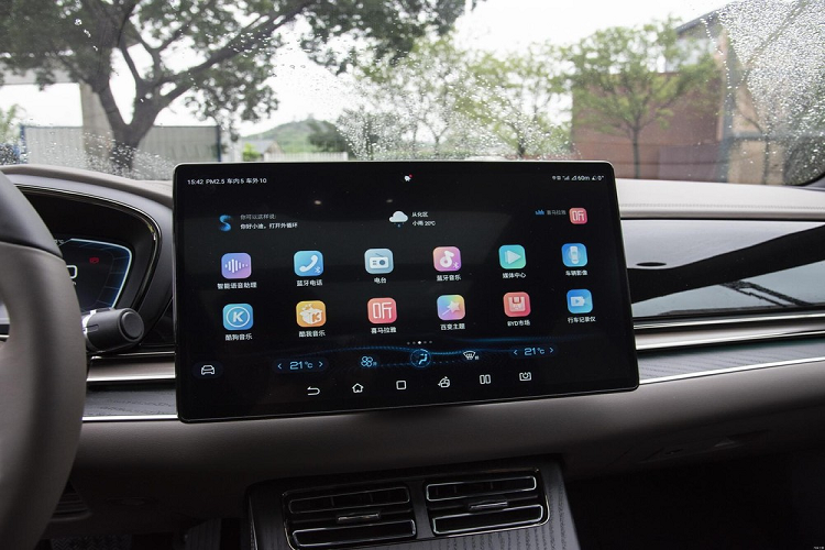 Dù không có nhiều thay đổi về mặt ngoài nhưng BYD Han DM-i Champion Edition 2023 có một số nâng cấp đáng giá ở bên trong, cụ thể, xe được trang bị chức năng phím NFC tương thích với cả điện thoại chạy hệ điều hành iOS và Android. Nó cũng có màn hình W-HUD hiển thị tốc độ, thông tin xe, thông tin điều hướng, sau cùng là việc phiên bản BYD Han DM-i có hệ thống treo FSD tự động điều chỉnh lực giảm xóc, ngoài ra, tay treo và cần lái của Han DM-i Champion Edition được làm bằng nhôm.