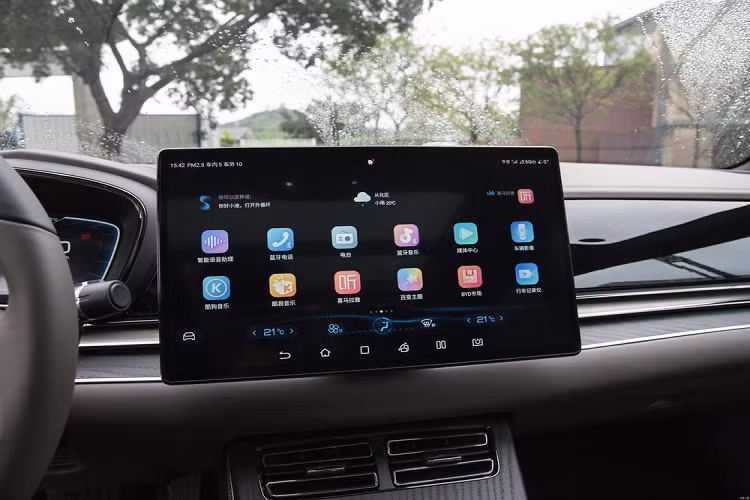 Dù không có nhiều thay đổi về mặt ngoài nhưng BYD Han DM-i Champion Edition 2023 có một số nâng cấp đáng giá ở bên trong, cụ thể, xe được trang bị chức năng phím NFC tương thích với cả điện thoại chạy hệ điều hành iOS và Android. Nó cũng có màn hình W-HUD hiển thị tốc độ, thông tin xe, thông tin điều hướng, sau cùng là việc phiên bản BYD Han DM-i có hệ thống treo FSD tự động điều chỉnh lực giảm xóc, ngoài ra, tay treo và cần lái của Han DM-i Champion Edition được làm bằng nhôm.