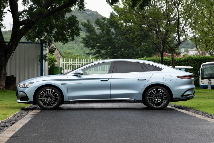 Vào tháng 3 đầu năm nay, hãng xe BYD đã cho ra mắt chiếc xe Han EV Genesis Edition mới rất thời trang với bộ áo xanh Glacier Blue đẹp mắt, đây là màu xanh băng. Đến nay, hãng xe Trung Quốc lại tiếp tục đưa màu áo này lên chiếc sedan hạng sang cỡ trung của mình nhưng lần này là bản PHEV, mang tên gọi BYD Han DM-i Champion Edition 2023 mới.