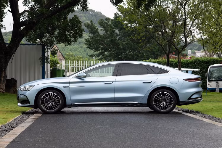 Vào tháng 3 đầu năm nay, hãng xe BYD đã cho ra mắt chiếc xe Han EV Genesis Edition mới rất thời trang với bộ áo xanh Glacier Blue đẹp mắt, đây là màu xanh băng. Đến nay, hãng xe Trung Quốc lại tiếp tục đưa màu áo này lên chiếc sedan hạng sang cỡ trung của mình nhưng lần này là bản PHEV, mang tên gọi BYD Han DM-i Champion Edition 2023 mới.