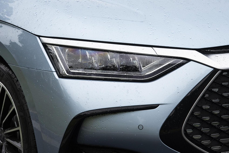 Vì chỉ tập trung vào màu sơn mới và giá bán, nên nội thất của xe BYD Han DM-i Champion Edition 2023 không có nhiều thay đổi, nhưng màu da bọc ghế sang trọng hơn. Điểm nhấn của các mẫu xe BYD Han chính là màn hình giải trí trung tâm có kích thước lên đến 15,6 inch có thể xoay được. Các tính năng khác của nó là bộ chọn số có thể thu vào, bảng đồng hồ LCD lớn và vô lăng hai chấu có đáy phẳng.