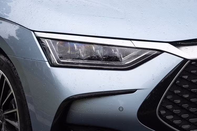 Vì chỉ tập trung vào màu sơn mới và giá bán, nên nội thất của xe BYD Han DM-i Champion Edition 2023 không có nhiều thay đổi, nhưng màu da bọc ghế sang trọng hơn. Điểm nhấn của các mẫu xe BYD Han chính là màn hình giải trí trung tâm có kích thước lên đến 15,6 inch có thể xoay được. Các tính năng khác của nó là bộ chọn số có thể thu vào, bảng đồng hồ LCD lớn và vô lăng hai chấu có đáy phẳng.