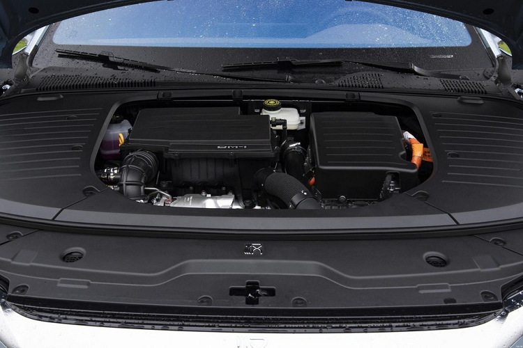 Đối với pin, người mua xe BYD Han DM-i Champion Edition 2023 có hai tùy chọn là pin LFP 18,3 kWh cho phạm vi chạy điện 121 km, nếu muốn quãng đường di chuyển bằng mô tơ điện nhiều hơn, bạn có thể chọn loại pin LFP 30,7 kWh cho phạm vi chạy lên đến 200 km. Khi sử dụng hệ truyền động plug-in hybrid, xe có thể chạy được quãng đường dài 1.260 km.