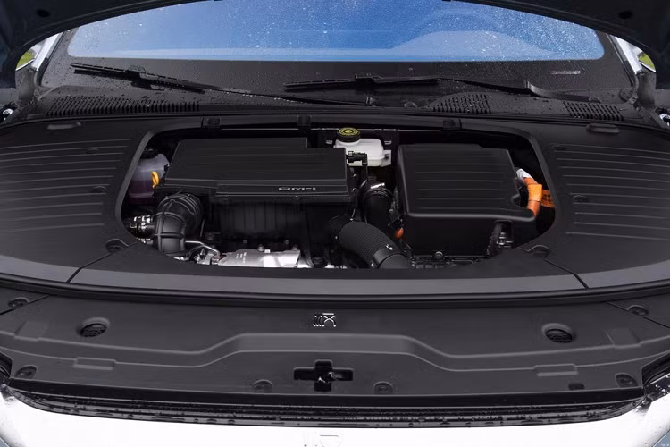 Đối với pin, người mua xe BYD Han DM-i Champion Edition 2023 có hai tùy chọn là pin LFP 18,3 kWh cho phạm vi chạy điện 121 km, nếu muốn quãng đường di chuyển bằng mô tơ điện nhiều hơn, bạn có thể chọn loại pin LFP 30,7 kWh cho phạm vi chạy lên đến 200 km. Khi sử dụng hệ truyền động plug-in hybrid, xe có thể chạy được quãng đường dài 1.260 km.