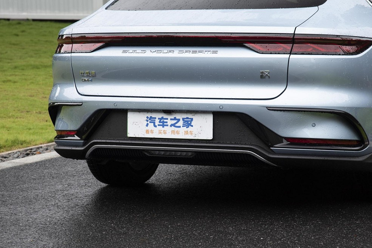 Bên sườn, BYD Han DM-i Champion Edition 2023 có tay nắm cửa thò thụt, la-zăng đa chấu và bộ nẹp sườn màu đen tạo điểm nhấn trên nền sơn xanh băng. Vòng ra phía sau, BYD Han DM-i Champion Edition 2023 có cụm đèn hậu LED trải dài hết đuôi xe, khuếch tán sau hay cản sau tương tự như bản xe điện. Kích thước của xe bao gồm chiều dài 4.975 mm, chiều rộng 1.910 mm và chiều cao 1.495 mm với chiều dài cơ sở 2.920 mm.