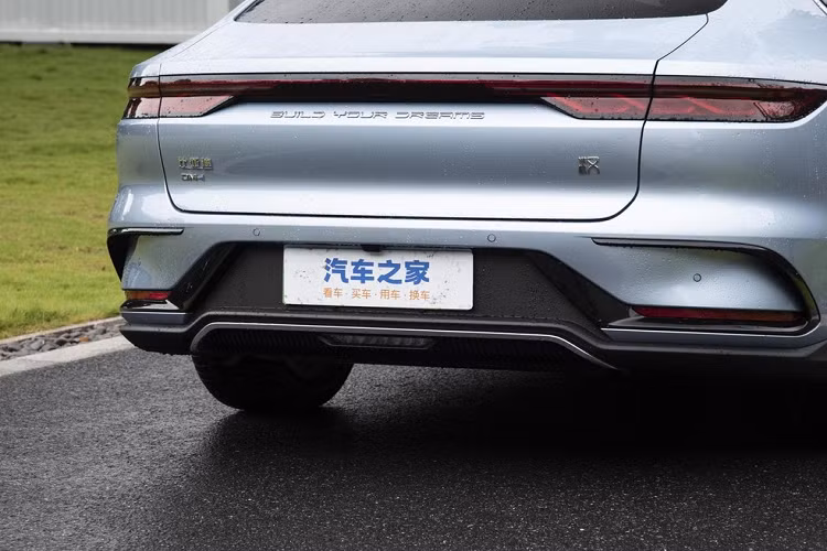 Bên sườn, BYD Han DM-i Champion Edition 2023 có tay nắm cửa thò thụt, la-zăng đa chấu và bộ nẹp sườn màu đen tạo điểm nhấn trên nền sơn xanh băng. Vòng ra phía sau, BYD Han DM-i Champion Edition 2023 có cụm đèn hậu LED trải dài hết đuôi xe, khuếch tán sau hay cản sau tương tự như bản xe điện. Kích thước của xe bao gồm chiều dài 4.975 mm, chiều rộng 1.910 mm và chiều cao 1.495 mm với chiều dài cơ sở 2.920 mm.