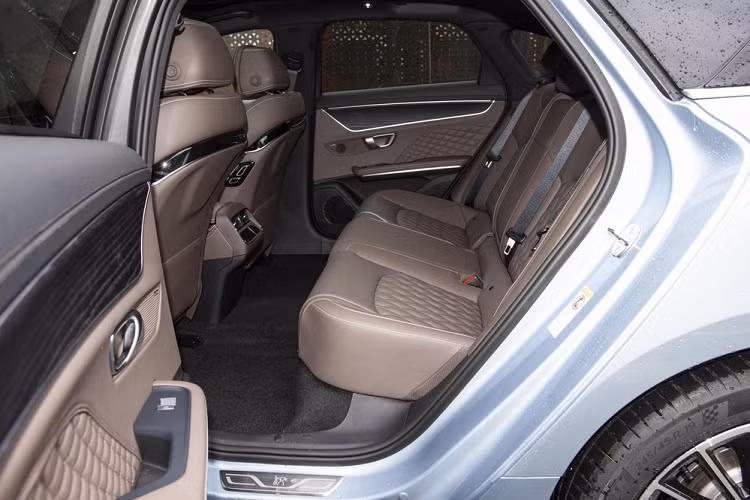 Nằm bên dưới của chiếc sedan hạng sang cỡ trung BYD Han DM-i Champion Edition 2023 là động cơ xăng 4 xi-lanh, dung tích 1.5 lít, tăng áp tạo ra công suất tối đa 139 mã lực, ngoài ra, nó còn có một động cơ điện được gắn trên trục trước sẽ bơm ra công suất tối đa 197 mã lực. Hệ truyền động này giúp BYD Han DM-i Champion Edition 2023 có thể dễ dàng tăng tốc từ vị trí xuất phát lên 100 km/h chỉ trong thời gian 7,9 giây.