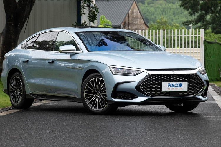 BYD Han DM-i 2023 bản Champion Edition có sự khác biệt rõ ràng nhất so với các bản còn lại đang bán ra trên thị trường chính là việc ngoại thất xe được bổ sung thêm màu sơn mới là Glacier Blue. Nhờ vào màu xanh băng mà ngoại hình của BYD Han DM-i Champion Edition 2023 đã trở nên lôi cuốn và bắt mắt hơn. Một số trang tin của Trung Quốc còn tự tin khẳng định, BYD Han DM-i Champion Edition 2023 có thể trở thành chiếc xe bán chạy nhất của dòng xe Han-Series.