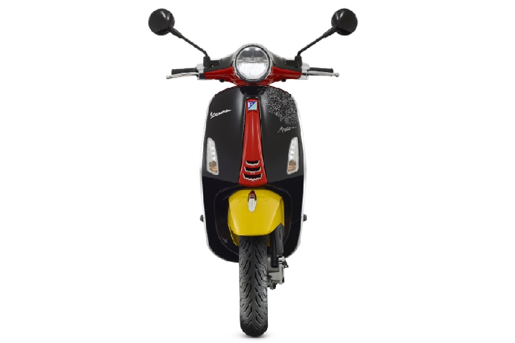 Mẫu xe ga Vespa Mickey Mouse sở hữu đến 4 màu sơn: đen, đỏ, trắng và vàng, giống như màu sắc đặc trưng trên chú chuột Mickey. Như màu đen trên thân xe giống như bộ quần áo mà Mickey mặc, gương màu đen giống chiếc tai, các bánh xe màu vàng gợi liên tưởng đến đôi giày của chú chuột.