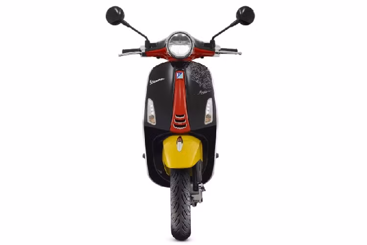 Mẫu xe ga Vespa Mickey Mouse sở hữu đến 4 màu sơn: đen, đỏ, trắng và vàng, giống như màu sắc đặc trưng trên chú chuột Mickey. Như màu đen trên thân xe giống như bộ quần áo mà Mickey mặc, gương màu đen giống chiếc tai, các bánh xe màu vàng gợi liên tưởng đến đôi giày của chú chuột.