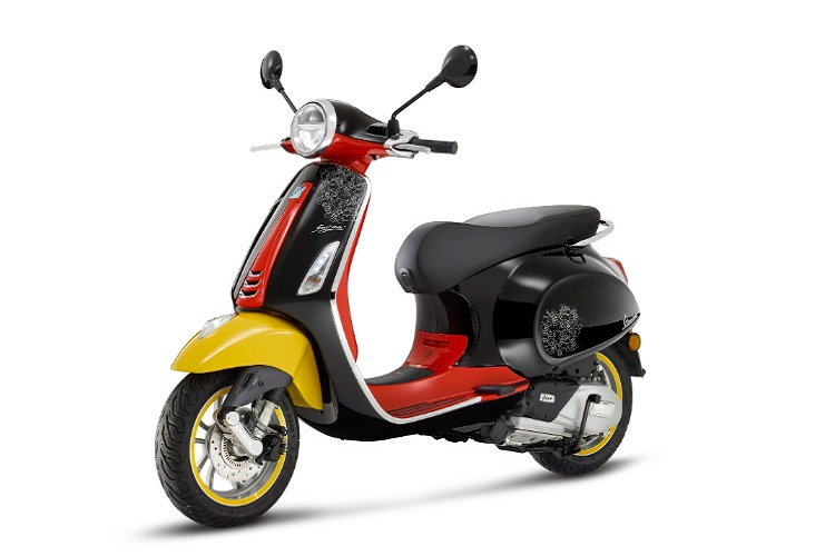 Các hình vẽ chú chuột Mickey trên nền đen trắng được sử dụng làm tem ở mặt trước, cũng như các mặt bên của xe. Yên ngồi trên Vespa Mickey Mouse được dập chìm chữ ký mang tính biểu tượng của chuột Mickey, tạo ra sự khác biệt rõ rệt so với những phiên bản khác.