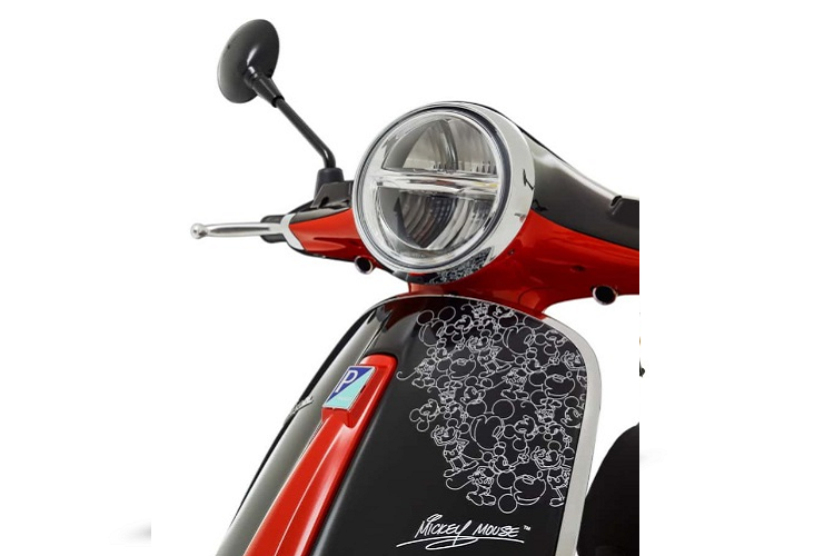Là phiên bản đặc biệt nhưng Vespa Mickey Mouse vẫn sở hữu những trang bị như một chiếc Vespa Primavera thông thường như: đồng hồ analog kết hợp cùng LCD, hệ thống đèn lái Led, dàn chân sử dụng thắng trước dạng phanh đĩa thắng sau dạng phanh đùm…