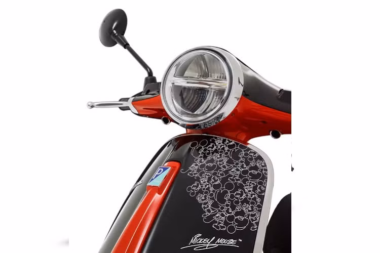 Là phiên bản đặc biệt nhưng Vespa Mickey Mouse vẫn sở hữu những trang bị như một chiếc Vespa Primavera thông thường như: đồng hồ analog kết hợp cùng LCD, hệ thống đèn lái Led, dàn chân sử dụng thắng trước dạng phanh đĩa thắng sau dạng phanh đùm…