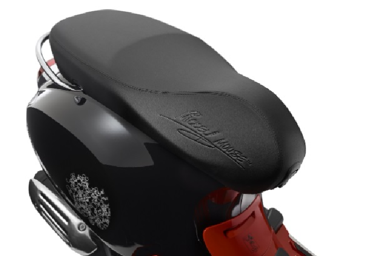 Tại Châu Âu, xe được phân phối với 3 phiên bản là Primavera 50, 125 và 150. Tuy nhiên, không phải thị trường nào cũng có đủ cả 3 phiên bản này.