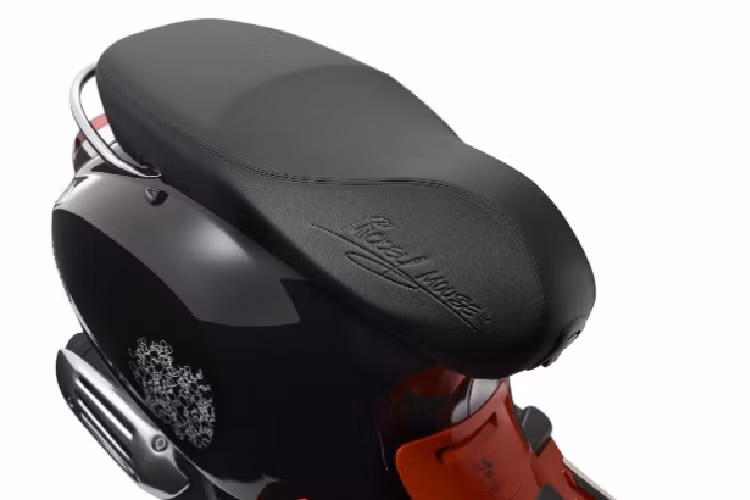 Tại Châu Âu, xe được phân phối với 3 phiên bản là Primavera 50, 125 và 150. Tuy nhiên, không phải thị trường nào cũng có đủ cả 3 phiên bản này.