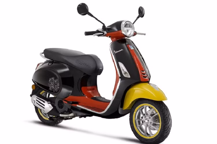 Theo đó, chiếc Disney Mickey Mouse by Vespa này sẽ được sản xuất giới hạn giống như các bản đặc biệt trước đây. Phiên bản đặc biệt này được phát triển dựa trên mẫu Vespa Primavera quen thuộc nhưng được trau chuốt vô cùng tỉ mỉ từ phối màu đến các chi tiết thiết kế trên xe.