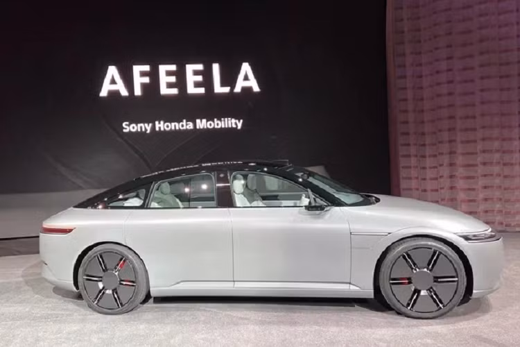 Trao đổi với Autocar Anh Quốc, CEO Sony Honda Mobility (SHM) ông Yasuhide Mizuno cho biết: “Chúng tôi đang lên ý tưởng về mẫu xe thứ hai và thứ ba. Chúng tôi cần một đội hình, chứ không chỉ một sản phẩm duy nhất.”