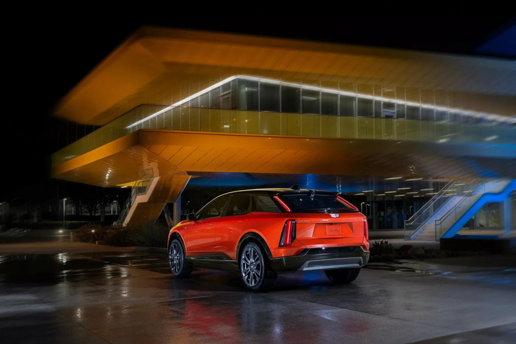 Đến nay, nhãn hiệu xe sang Mỹ tiếp tục công bố hình ảnh chính thức về chiếc SUV điện Cadillac Optiq, xác nhận những gì từng được hé lộ từ Trung Quốc. Xe sở hữu ngôn ngữ thiết kế mới nhất của Cadillac với lưới tản nhiệt nhỏ hình chữ V ngược khép kín được bao quanh bởi đèn pha thẳng đứng, nối với nhau bằng tấm ốp màu đen bóng và khe hút gió đặt thấp.