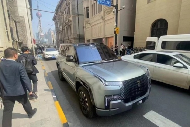 Vào đầu năm nay, YangWang, thương hiệu con mới nhất của BYD đã cho ra mắt 2 sản phẩm đầu tiên tại thị trường Trung Quốc là U9 và quan trọng nhất là YangWang U8 2024 mới, một chiếc xe SUV off-road thuần điện hạng sang với kết cấu khung thang rời (ladder frame) nhưng các công nghệ xuất hiện trên xe mới khiến người ta thích thú.