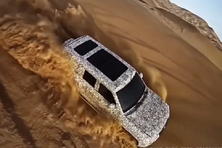 Bơm sức mạnh cho xe YangWang U8 chính là hệ truyền động 4 mô-tơ điện đặt trên 4 bánh, có tên Yisifang do BYD tự phát triển, mỗi mô-tơ điện sẽ tạo ra công suất tối đa từ 295-322 mã lực và mô-men xoắn 320-420 Nm, nhờ đó mà YangWang U8 có tổng công suất hơn 1.100 mã lực, trong khi Hummer EV SUV bản cao nhất chỉ có 830 mã lực.