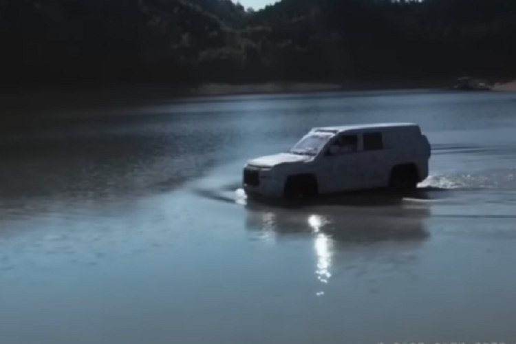 Sức mạnh khủng khiếp trên giúp cho YangWang U8 tăng tốc từ vị trị xuất phát lên 100 km/h chỉ trong thời gian 3 giây, tương đương hoặc nhanh hơn 1 số siêu xe.